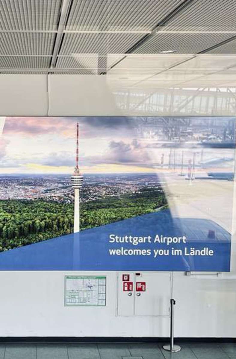 ... nun  heißt es an der selben Stelle:  „Airport Stuttgart  welcomes you im  Ländle“.