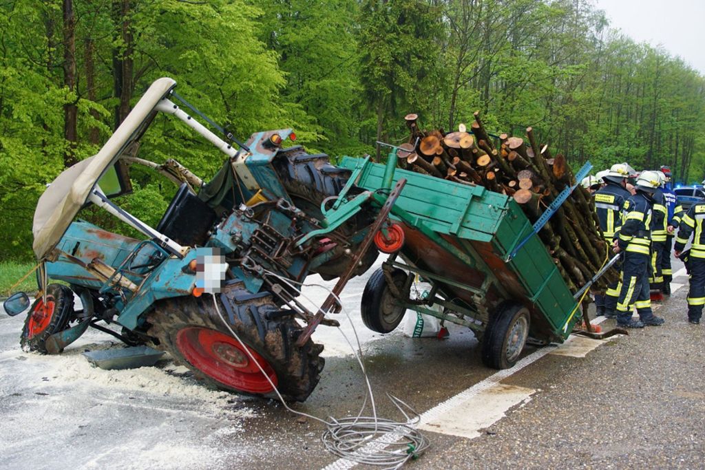 05.05.2019: Bei einem riskanten Überholmanöver in Baltmannsweiler kollidierte ein 71-jähriger Autofahrer mit einem Traktor.