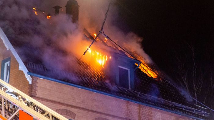 Balkonbrand greift auf Dachstuhl über