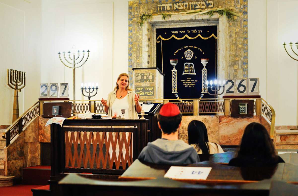 Binah Rosenkranz führt durch das jüdische Jahr mit seinen Festen. Hinter ihr der Tora-Schrank.