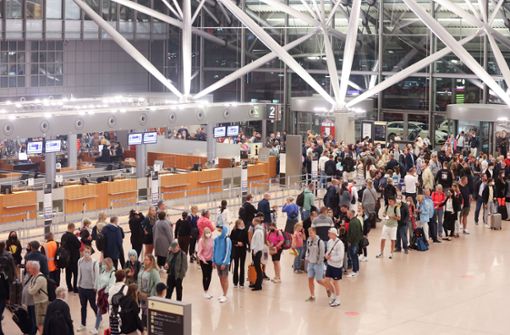 Am Hamburger Flughafen müssen die Passagiere heute –  und vermutlich auch in  den nächsten Tagen – viel Zeit mitbringen. Foto: dpa/Bodo Marks
