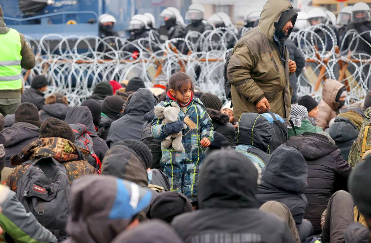 Stacheldraht: Flüchtlinge an der polnisch-belarussischen Grenze. Foto: AFP