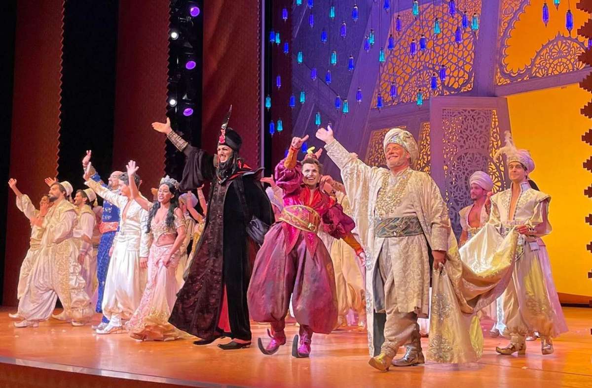 Standing Ovations  im  Stuttgarter Musical: Bei  „Aladdins“ Neustart muss die Show unterbrochen werden