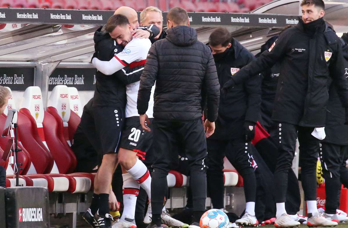 Eine rührende Szene: Philipp Förster freut sich mit Torwarttrainer Steffen Krebs. Foto: Baumann