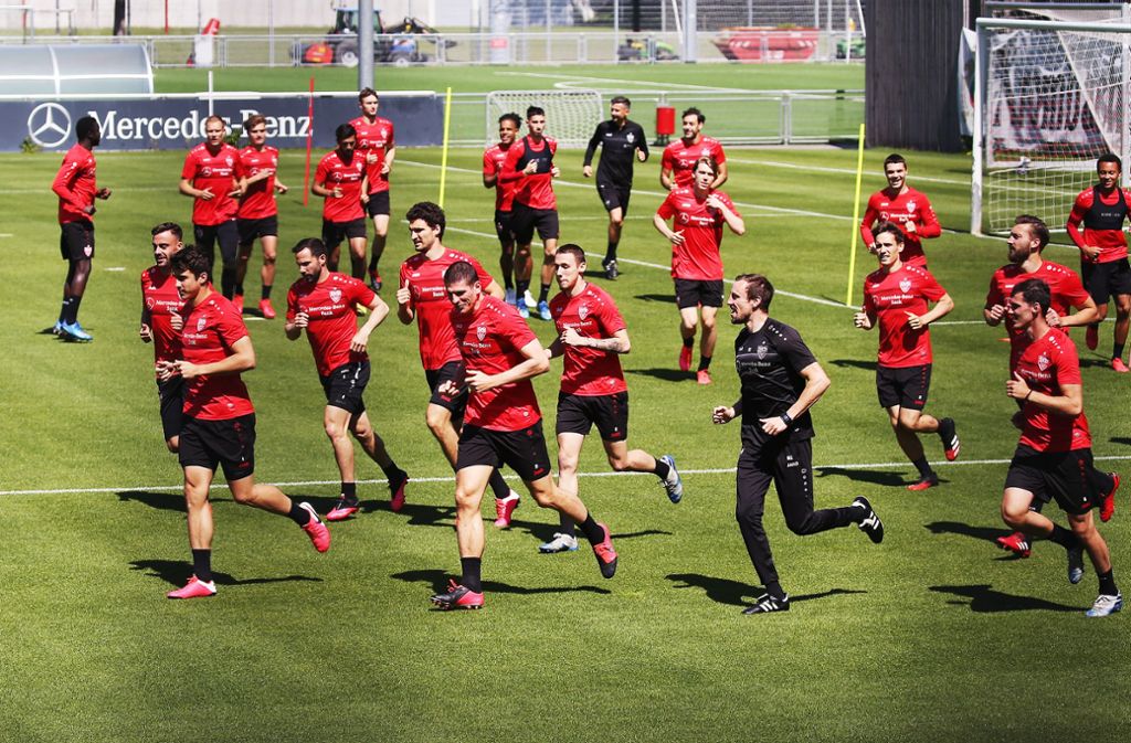Nun sind sie wieder zusammen: Das Team des VfB Stuttgart trainierte am Donnerstag in Mannschaftsstärke.