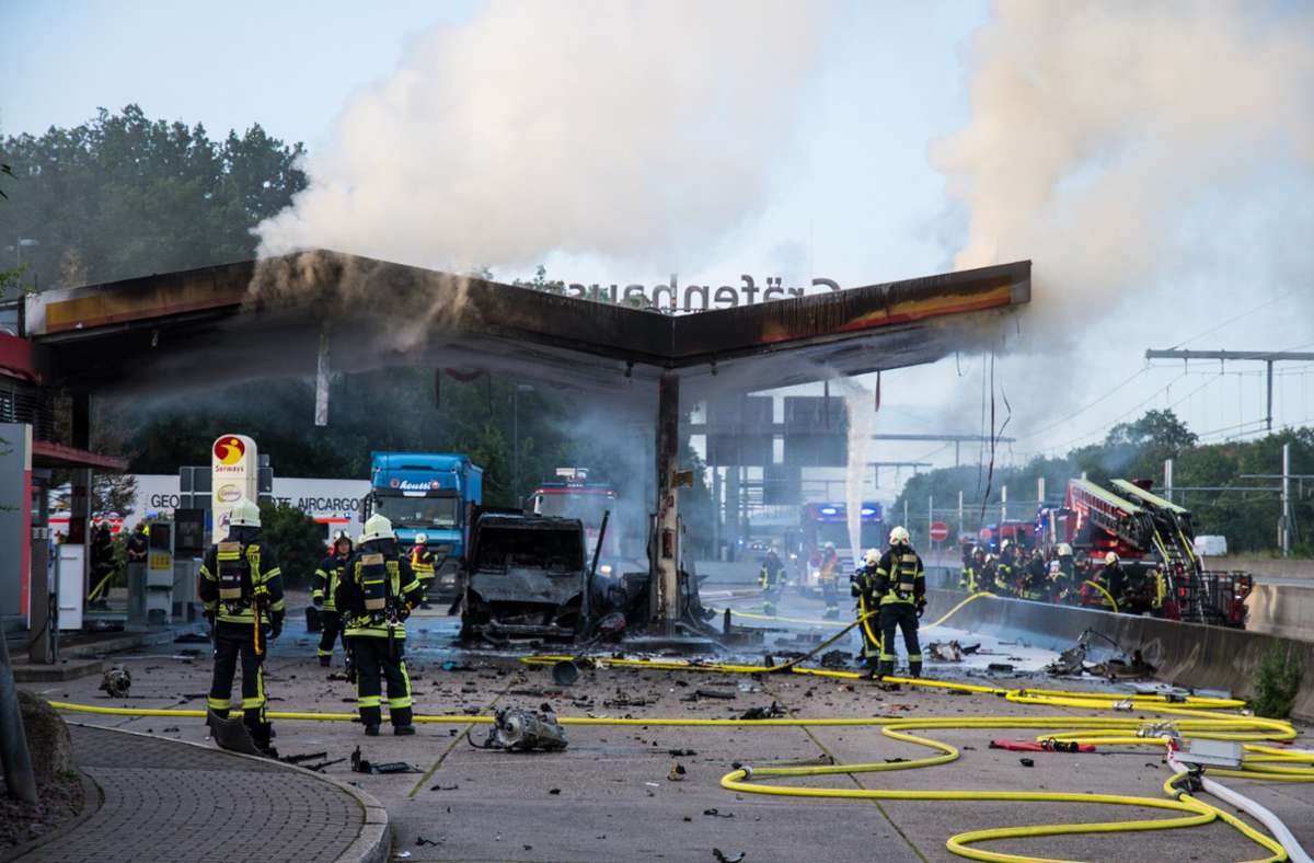 A5 von Darmstadt nach Frankfurt: Wagen rast in Autobahn-Tankstelle – Kassierer verhindert Katastrophe
