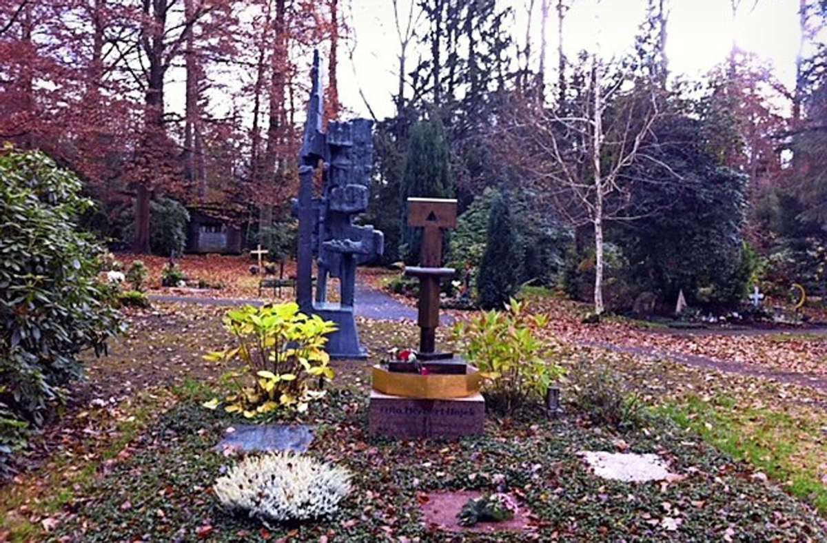 Das Hajek-Grab auf dem Waldfriedhof – die „Große Plastik“ (im Hintergrund) wird zur Versteigerung angeboten.