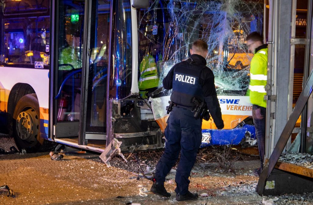 Busunfall in Wiesbaden: Untersuchungen in vollem Gange – Ursache noch unklar