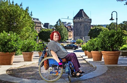 Viel zu steil: Die abschüssige Stelle beim Behördenzentrum in der Beblingerstraße am Parkhaus Marktplatz ist für Rollstuhlfahrer wie Birgit Huber ein schwer zu bewältigendes Hindernis. Foto: Ines Rudel