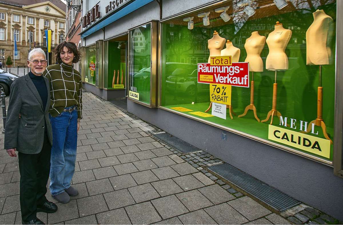 Volkart Müller und seine Enkelin Dana Müller vor dem Ladengeschäft Foto: Roberto Bulgrin