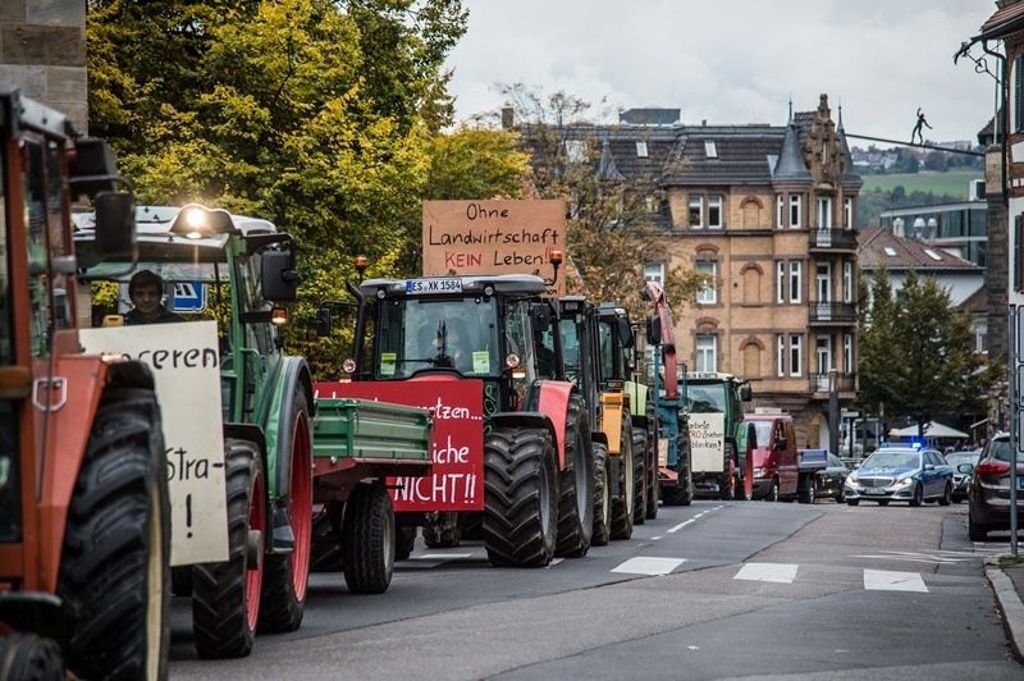 Esslingen: Landwirte und Gärtner machen sich mit der Traktor-Demo für den Erhalt von Feldern und regionale Vielfalt stark: Traktor-Demo in Esslingen - ES-TV war dabei!