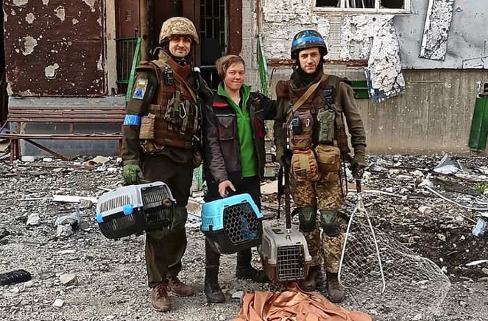 Krieg in der Ukraine: Trotz Beschuss retten zwei Frauen Tiere – Peta Stuttgart  unterstützt