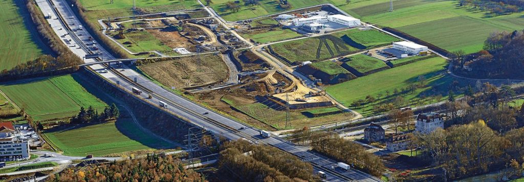 Die Großbaustelle für das Bahnprojekt bei Wendlingen liegt direkt hinter der Autobahn. Foto: bahnprojekt-stuttgart-ulm.de/Arnim Kilgus