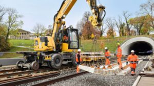 Neue Gleise für das Neckarviadukt werden verlegt