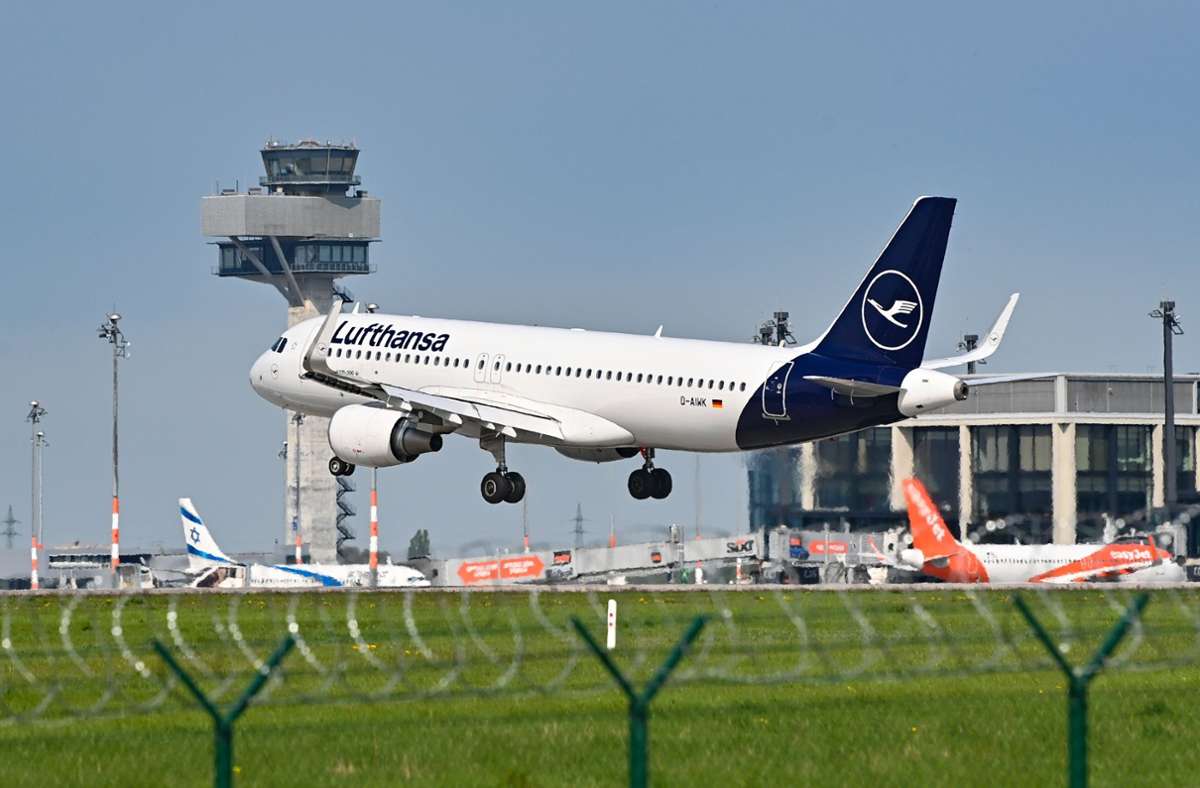 Inflation und Ukraine-Krieg: Lufthansa verringert Verluste – und kündigt höhere Ticketpreise an
