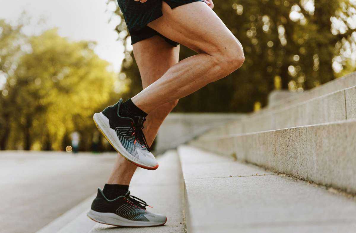 Sport stärkt die Knochen: Joggen auch bei  Knieproblemen – geht das?