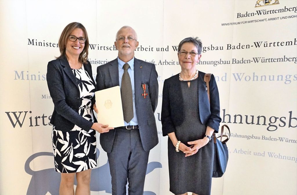 DITF-Kuratoriumsvorsitzender Hans Hyrenbach mit dem Bundesverdienstkreuz ausgezeichnet: Bundesverdienstkreuz für Hans Hyrenbach