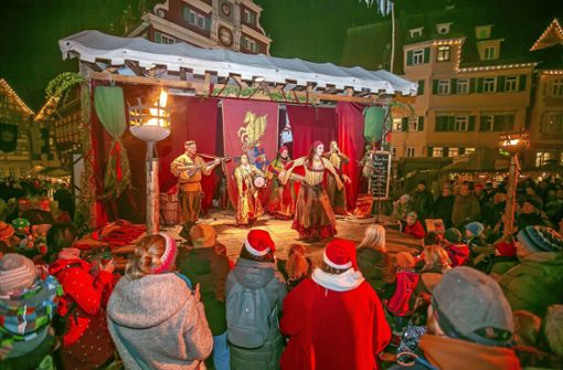 Mehrere kleine Bühnen verteilen sich über den gesamten Weihnachtsmarkt und sorgen für Stimmung. Foto: Roberto Bulgrin