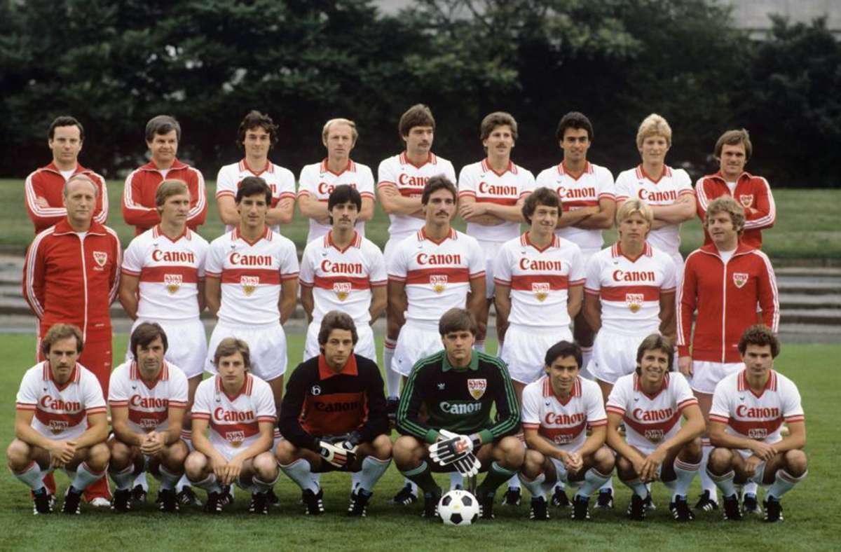 Eines der wenige Bilder, die Hermann Ohlicher (untere Reihe, ganz rechts) und Karl Allgöwer (mittlere Reihe, Dritter von rechts)gemeinsam im VfB-Trikot zeigen.