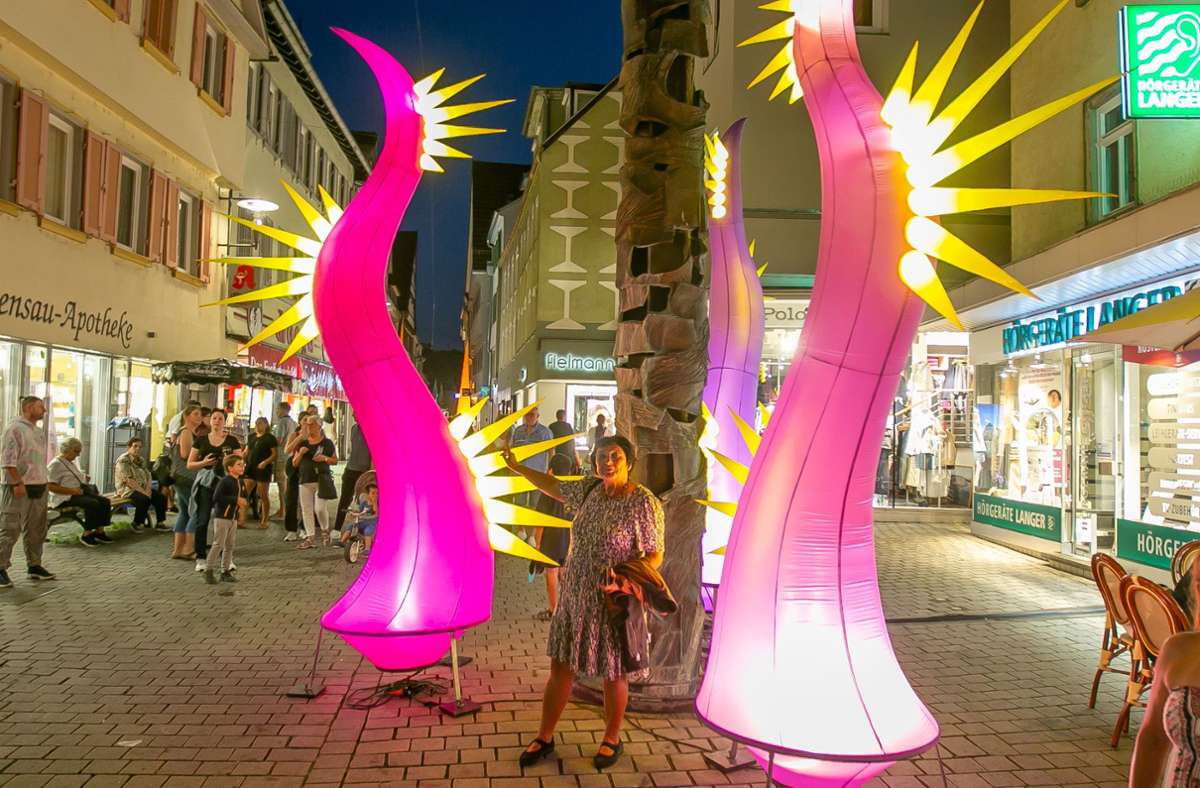 Beleuchtete Innenstadt bei „ES funkelt“: viele Besucherinnen und Besucher finden Esslingen als Einkaufsstandort attraktiv.