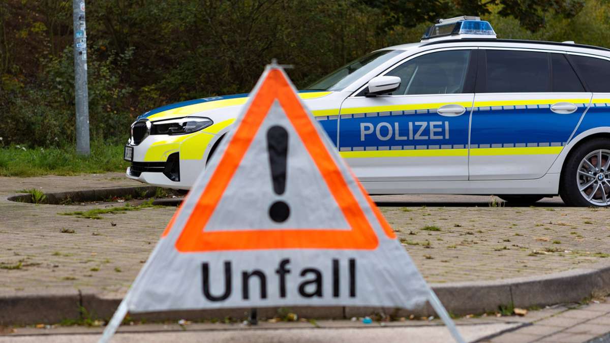 Unfall in Nürtingen: 22-Jähriger fährt zu schnell und kommt von Straße ab