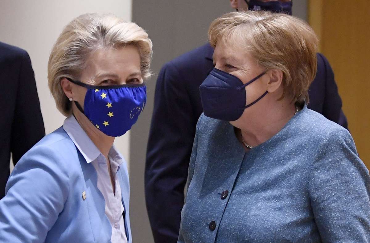 Angela Merkel und Ursula von der Leyen treffen in Brüssel beim EU-Gipfel zusammen. Foto: dpa/John Thys