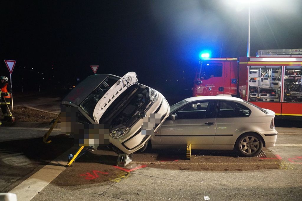 Auto landet auf anderem Fahrzeug - Drei Schwerverletzte: Spektakulärer Unfall in Eislingen
