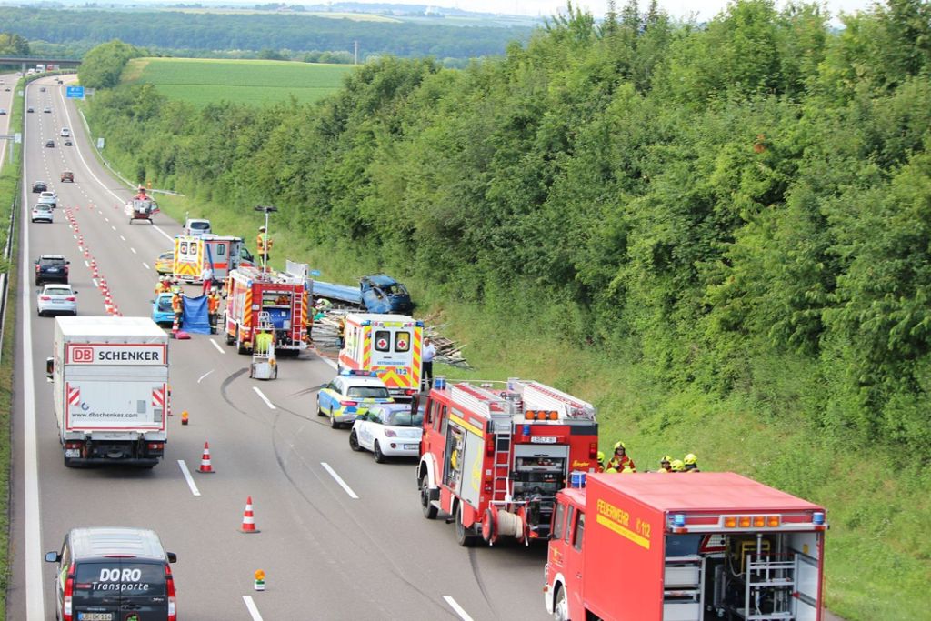 21.06.2019 Ein Lkw hat sich auf der A81 bei Mundelsheim überschlagen. Ein Mann kam dabei ums Leben.