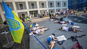 Ukraine-Demonstranten stellen russischen Angriff in Stuttgart nach