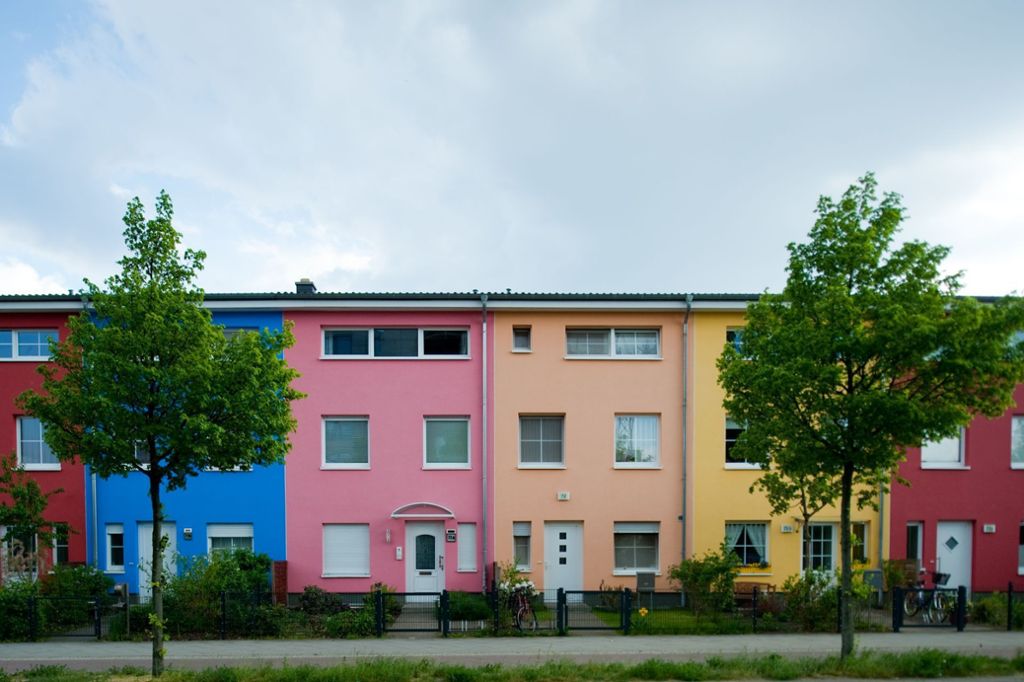 Was Eigentümer wissen müssen – Wer Farbe an der Fassade will, muss etliche gesetzliche Vorgaben beachten: Eine fröhliche Farbe für das Haus?