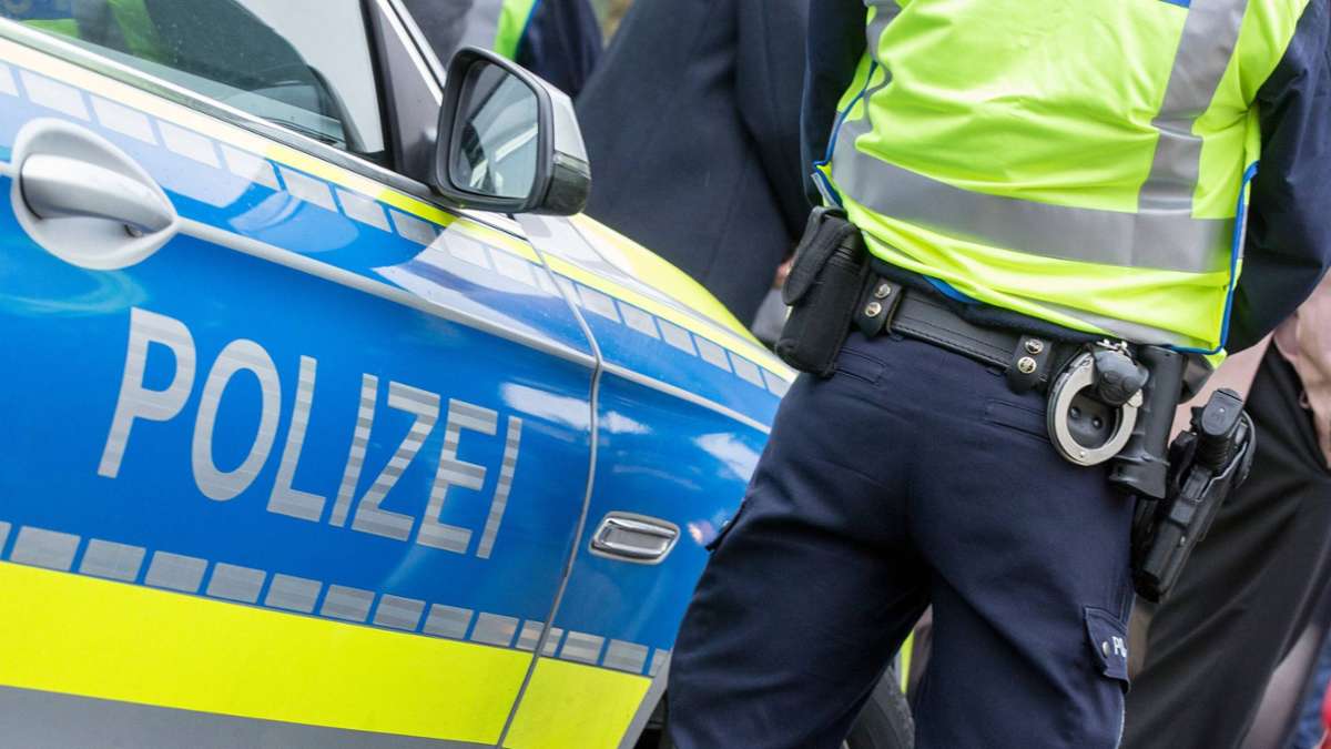 Polizei in Großbettlingen: 23-Jähriger greift Besucher mit Gegenstand an