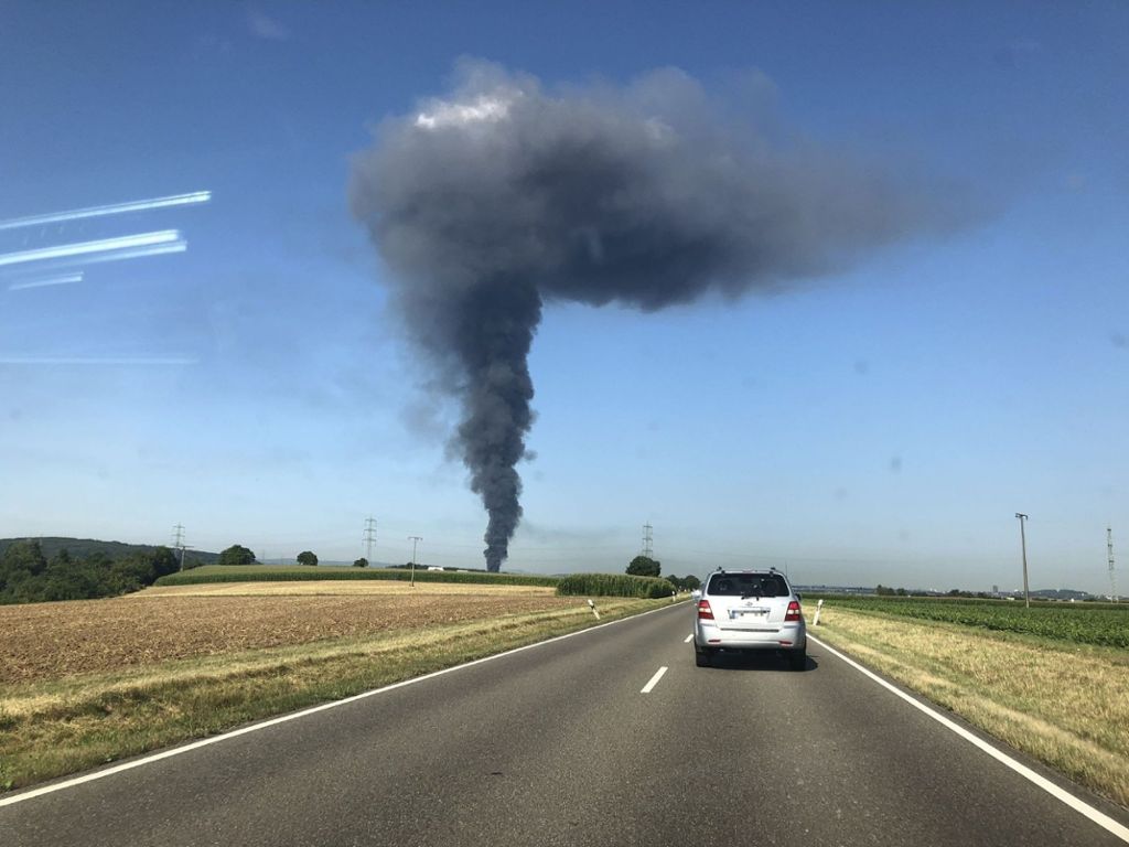 Die Löscharbeiten dauern noch an: Großbrand im Industriegebiet Remseck-Aldingen