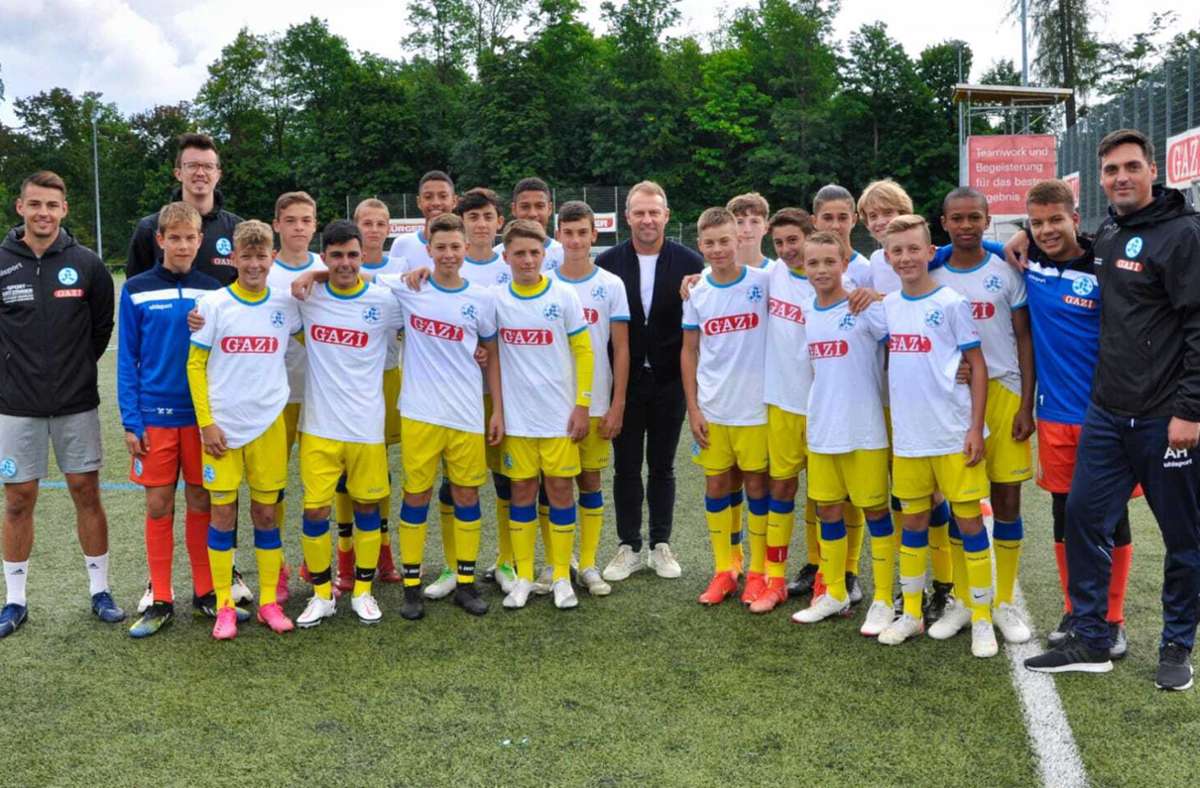 Bundestrainer Hansi Flick (Mitte) beim Gruppenbild mit der U14 der Stuttgarter Kickers.