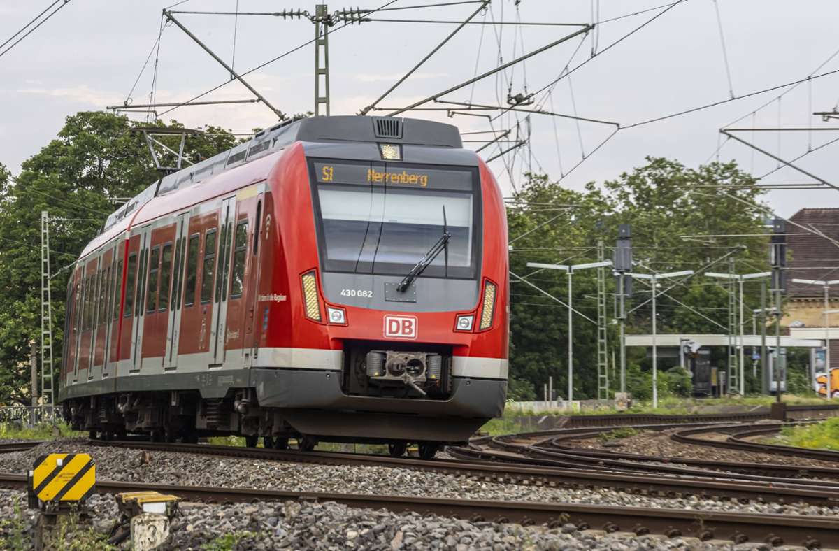 S 1 in Böblingen: Nur halb so viele Fahrten: Ausfälle sorgen  für Frust bei Fahrgästen