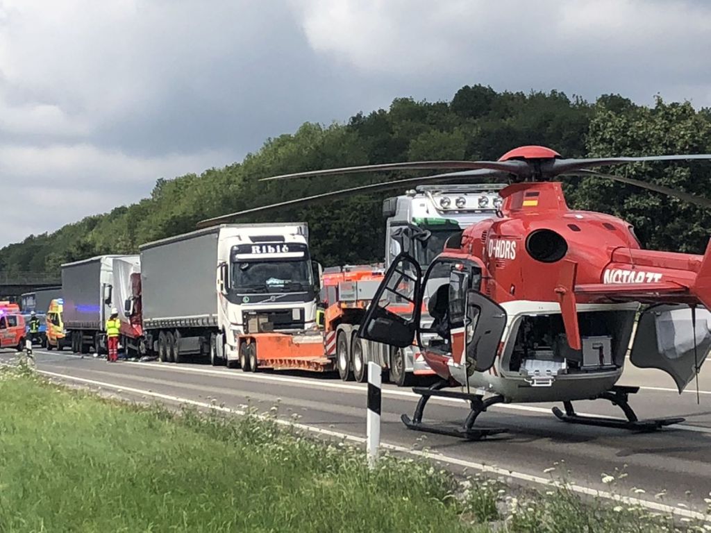 Es entsteht ein Schaden in Höhe von 100.000 Euro: Zwei Schwerverletzte bei Lkw-Unfall auf A8