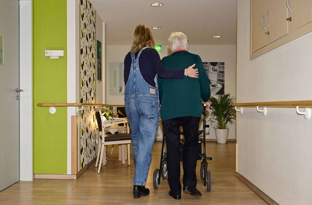 AOK im Südwesten lobt hohes Lohnniveau: Stundenlohn von 22 Euro in Altenpflege