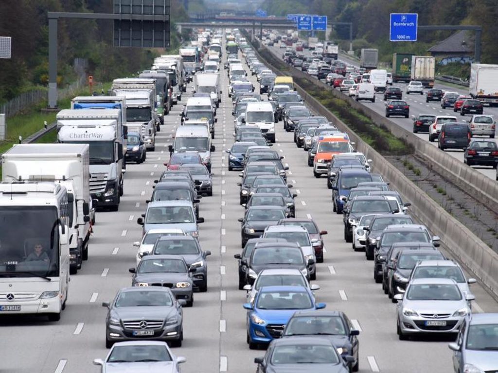 Vor allem die süddeutschen Autobahnen sind zum Ferienende belastet: Volle Straßen in Baden-Württemberg erwartet