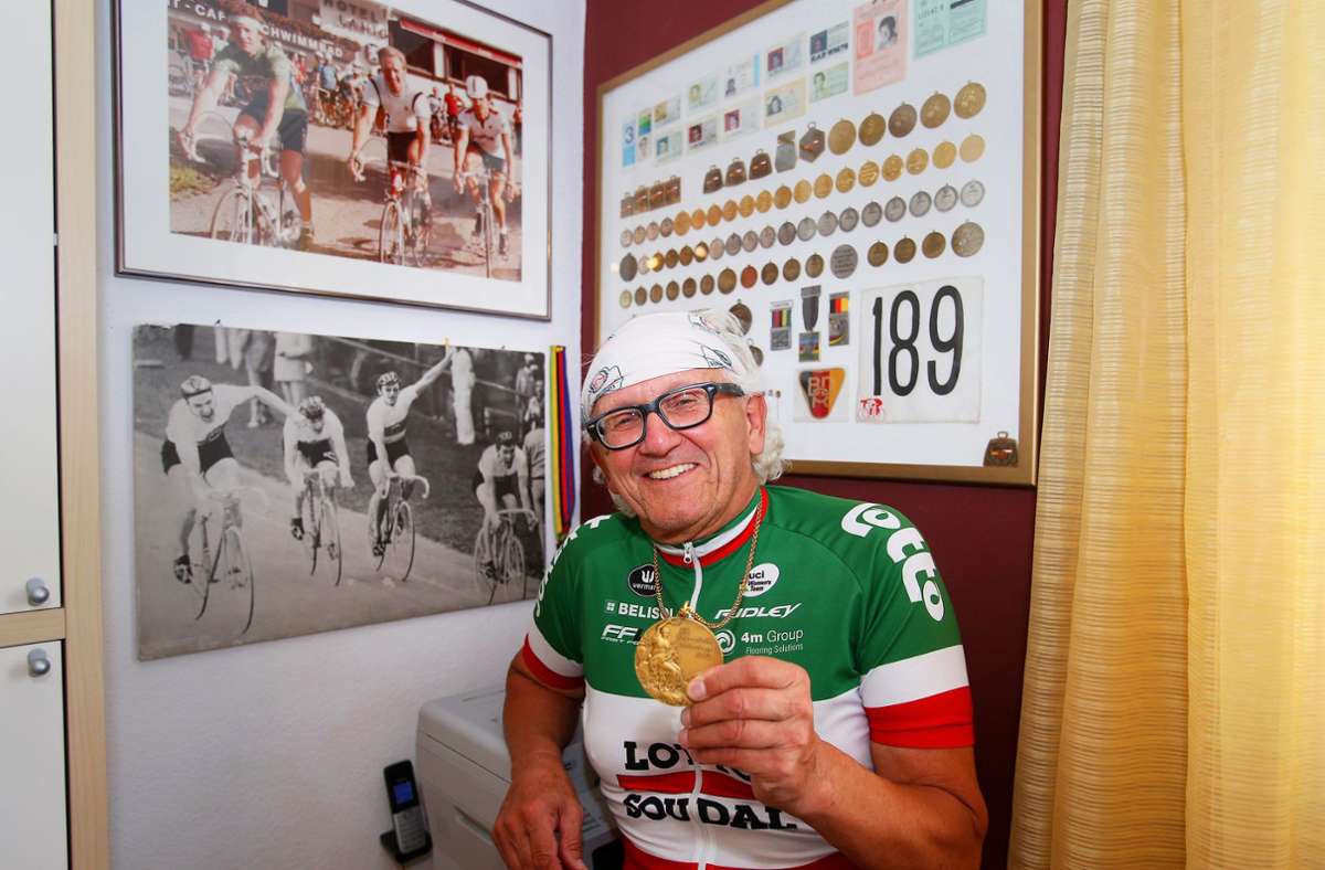Im Trophäenzimmer: Jürgen Colombo mit der Goldmedaille von den Olympischen Spielen 1972 in München. In unserer Bildergalerie Aufnahmen von damals.