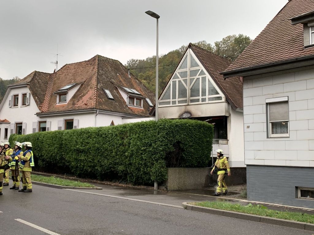 29.10.19 Am Nachmittag hat ein Balkon einer Erdgeschosswohnung in Neckartenzlingen Feuer gefangen.