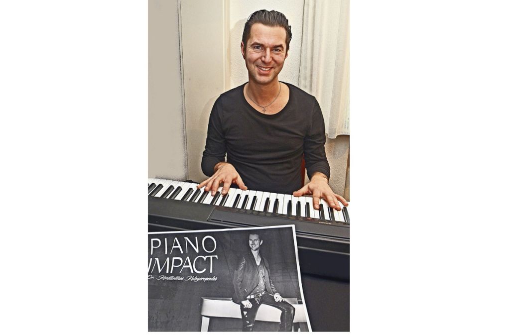 Pianist und Dirigent Konstantinos Kalogeropoulos hat sich ganz dem Musical verschrieben – jetzt erscheint seine erste CD „Piano Impact“ mit Musical-Melodien. Foto: Weiß - Weiß