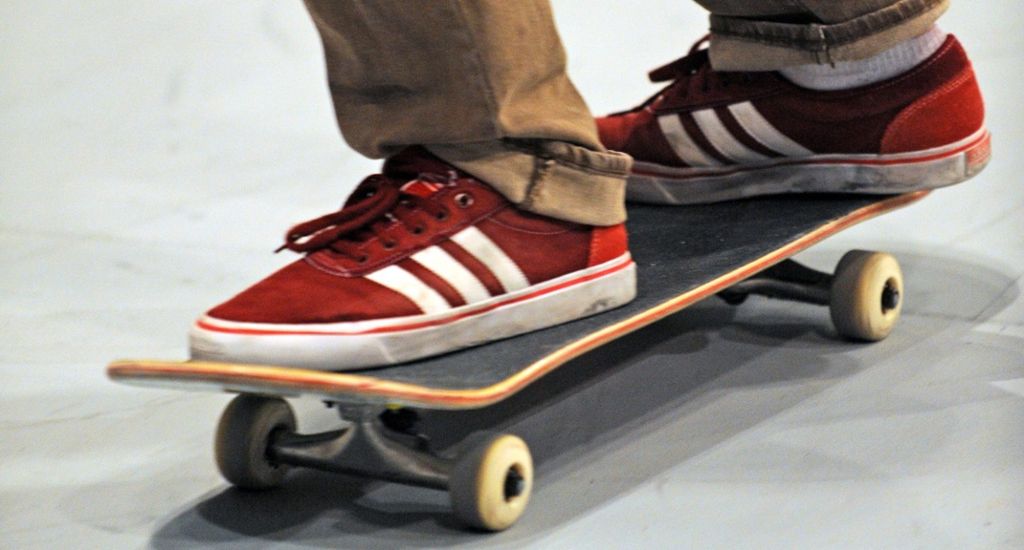 14 Jahre alter Skateboarder muss ins Krankenhaus: Jugendlicher auf Zebrastreifen in Aichwald angefahren