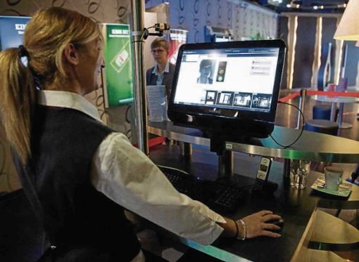 Leuchtet die Ampel für Gesichtserkennung auf dem Bildschirm der Spielhallen-Mitarbeiterin grün, darf der Eintretende unbehelligt spielen. Foto: dpa Quelle: Unbekannt