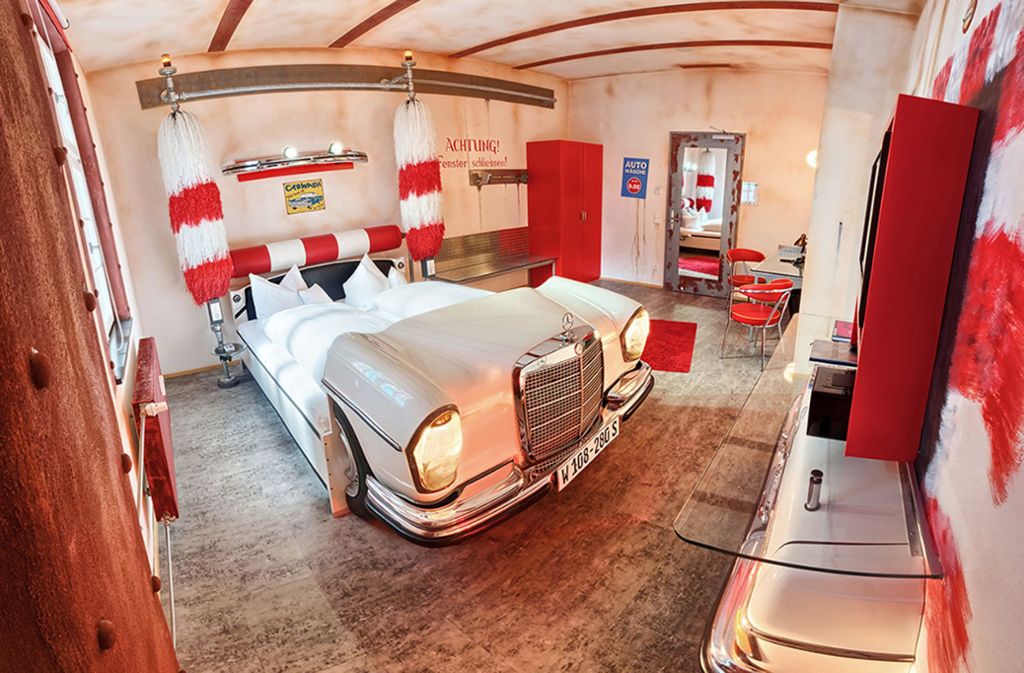 Ein umgebauter Mercedes W 108 steht im Themenzimmer „Car-Wash“ des V8-Hotels in Böblingen.