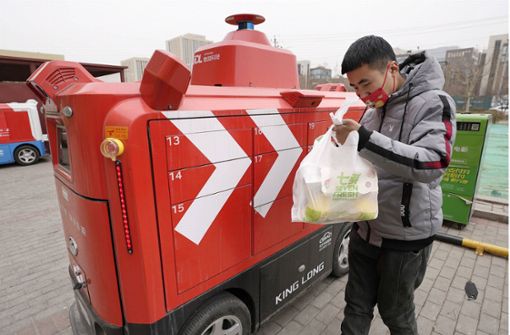 Die Ware ist da: Ein selbstfahrendes Fahrzeug des Unternehmens JD.com liefert Einkäufe aus. Foto: imago/Kyodo News