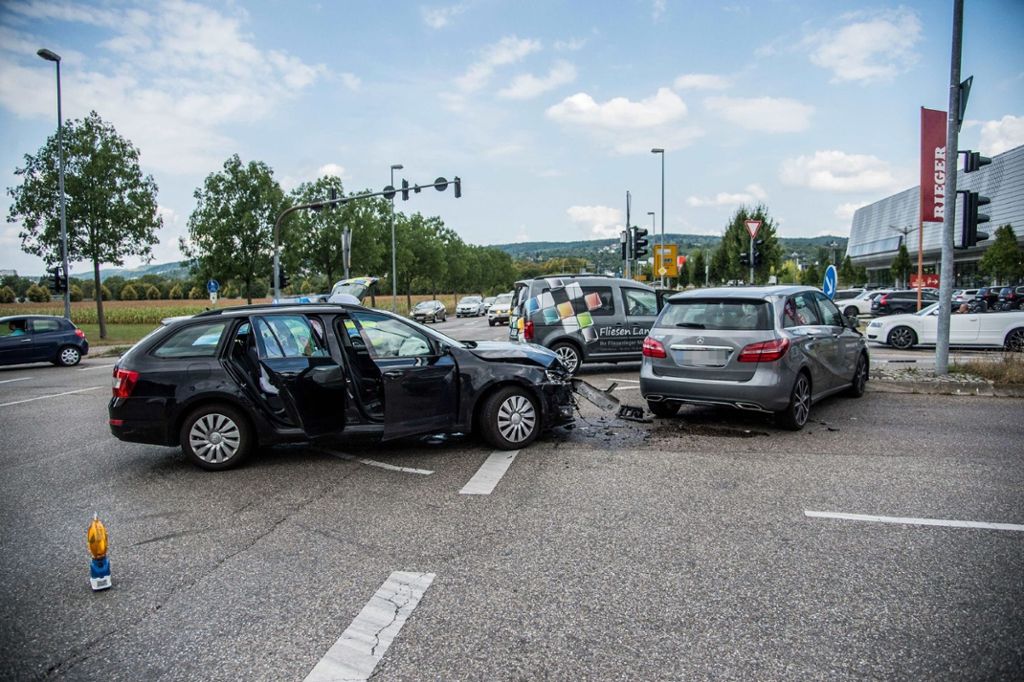 Trotz roter Ampel angefahren: Unfall mit fünf Verletzten in Esslingen