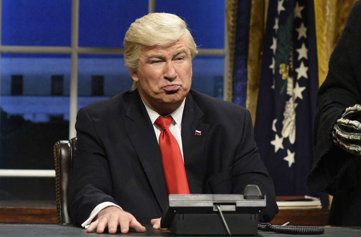 Für einen Spielfilm über Donald Trump würde sich mit verblüffend ähnlicher Stimme und Mimik Alec Baldwin empfehlen, der in seiner Comedy-Show „Saturday Night Live“ die Rolle schon einmal probt. Weitere Präsidenten als Filmfiguren finden Sie in unserer Bildergalerie.