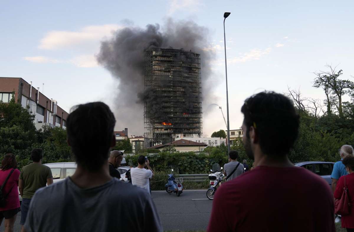 Feuer in Mailand: Hochhaus  steht in Flammen