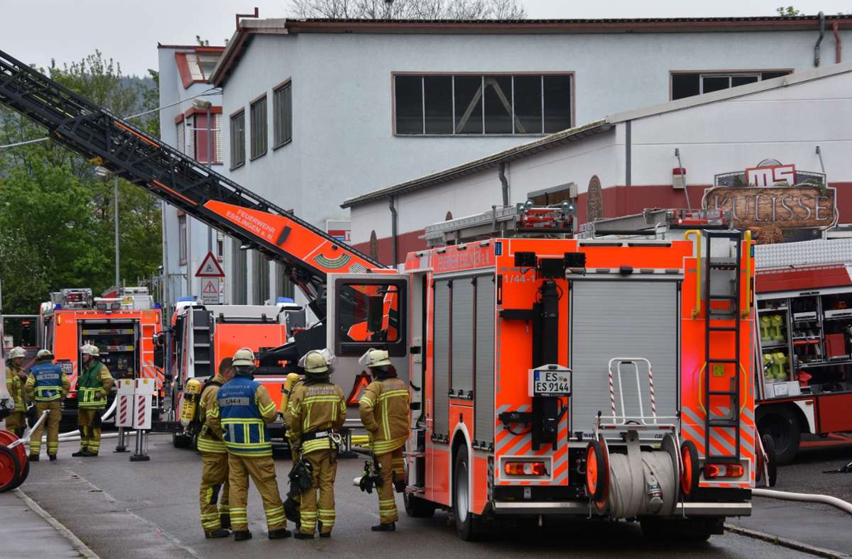 Wohnungsbrand in Esslingen: Schwerverletzter wird mit Helikopter in Klinik geflogen