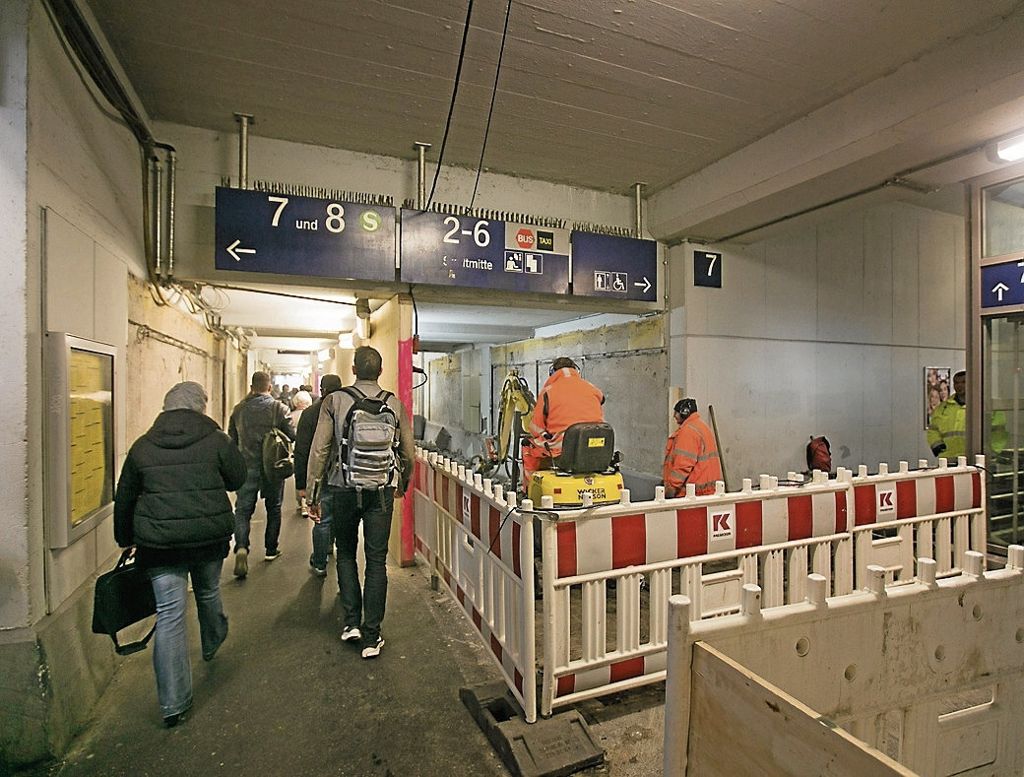 ESSLINGEN: Der Aufzug von der Unterführung zum Vorplatz wird während des Weihnachtsmarkts nicht funktionieren: Bahnhof mit Barriere