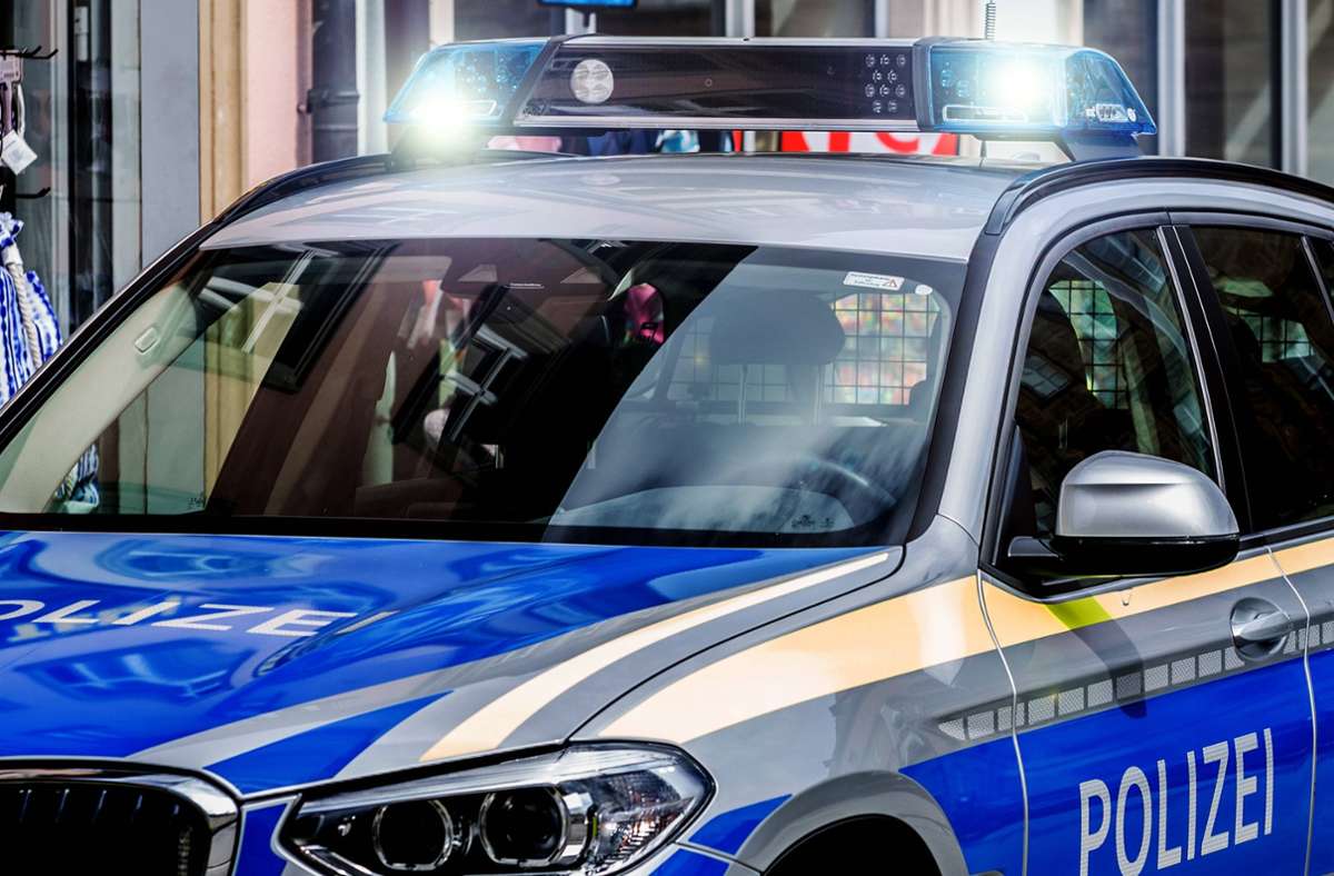 B 10 in Wernau: Polizei hilft bei Panne mit Trinkwasser aus